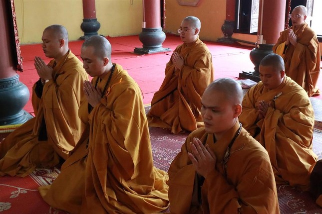 Các tân Tỳ-kheo lễ tạ Hội đồng Giới sư