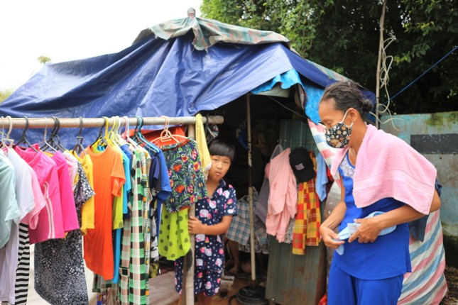 Tuyết Nhi và bà ngoại bên "tổ ấm" dựng lên từ rác - Ảnh: Ngọc Trân Tuyết Nhi và bà ngoại bên "tổ ấm" dựng lên từ rác - Ảnh: Ngọc Trân