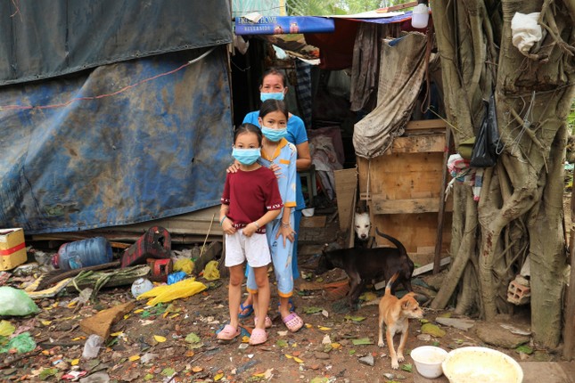 Ba mẹ con chị Cúc bên ngôi nhà nước ngập, cập mé con rạch Ba mẹ con chị Cúc bên ngôi nhà nước ngập, cập mé con rạch