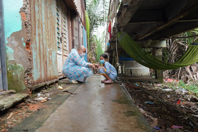 Bé Thúy Phượng, khoảng 10 tuổi, bày tỏ sự lo lắng gia đình cho nghỉ ở lớp học tình thương để bán vé số - Ảnh: Nhã An Bé Thúy Phượng, khoảng 10 tuổi, bày tỏ sự lo lắng gia đình cho nghỉ ở lớp học tình thương để bán vé số - Ảnh: Nhã An
