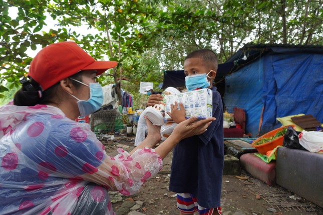 Bé An bất ngờ khi nhận được sữa và bánh - Ảnh: Nhã An Bé An bất ngờ khi nhận được sữa và bánh - Ảnh: Nhã An