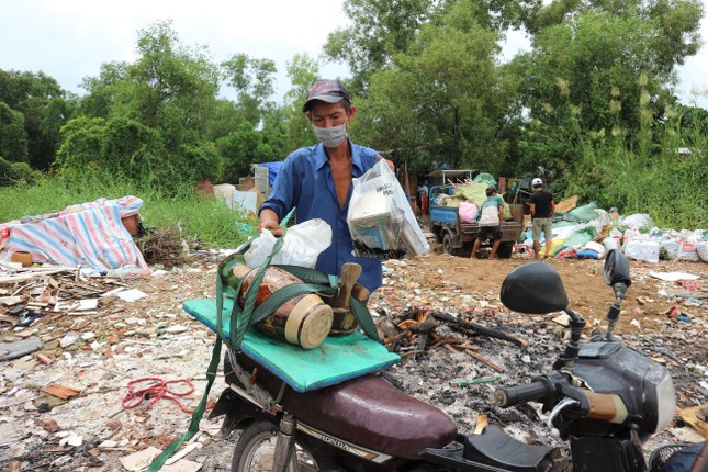 Anh Lâm (ngụ quận 8) đến bãi rác ở xã Bình Hưng để nhặt những thứ có thể bán lại được kiếm tiền mưu sinh - Ảnh: Ngọc Trân Anh Lâm (ngụ quận 8) đến bãi rác ở xã Bình Hưng để nhặt những thứ có thể bán lại được kiếm tiền mưu sinh - Ảnh: Ngọc Trân