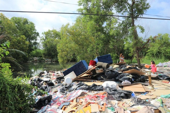 Những đứa trẻ vui chơi trên các đống rác vừa đổ xuống - Ảnh: Ngọc Trân Những đứa trẻ vui chơi trên các đống rác vừa đổ xuống - Ảnh: Ngọc Trân