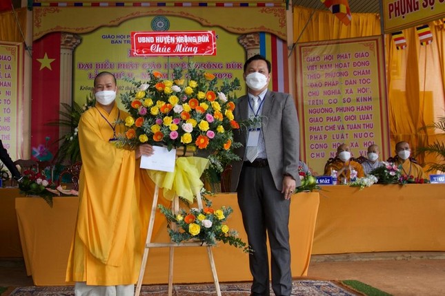 Đại diện UBND huyện Krông Buk tặng hoa chúc mừng đại hội Đại diện UBND huyện Krông Buk tặng hoa chúc mừng đại hội