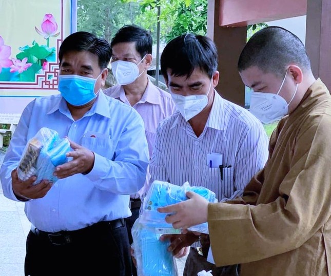 Tổng giá trị các thiết bị, vật tư y tế được Ban Trị sự Phật giáo tỉnh Vĩnh Long trao tặng dịp này là 200 triệu đồng Tổng giá trị các thiết bị, vật tư y tế được Ban Trị sự Phật giáo tỉnh Vĩnh Long trao tặng dịp này là 200 triệu đồng