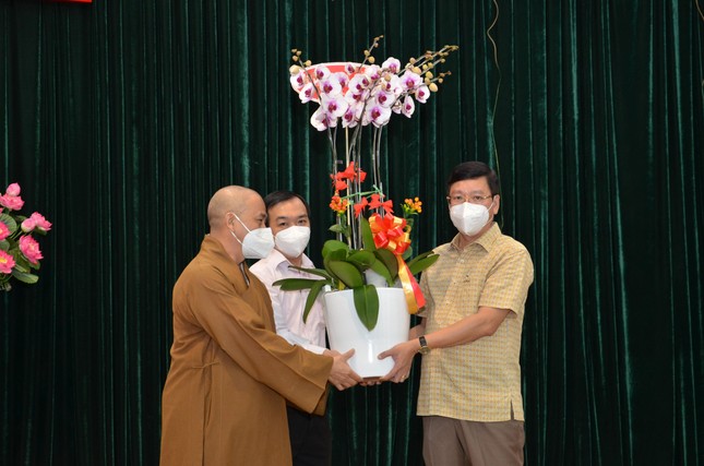 Thượng tọa Thích Tâm Chơn tặng hoa đến lãnh đạo quận Bình Thạnh