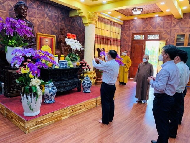 Dâng hương tưởng niệm Đức Pháp chủ GHPGVN - Đại lão Hòa thượng Thích Phổ Tuệ Dâng hương tưởng niệm Đức Pháp chủ GHPGVN - Đại lão Hòa thượng Thích Phổ Tuệ