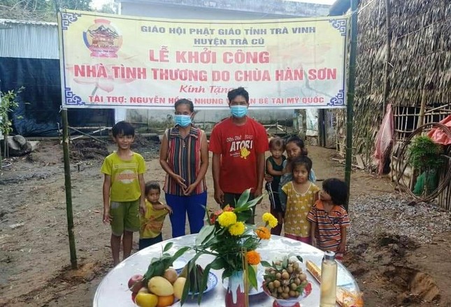Gia đình chị Kim Thị Lành trong buổi khởi công xây dựng nhà tình thương