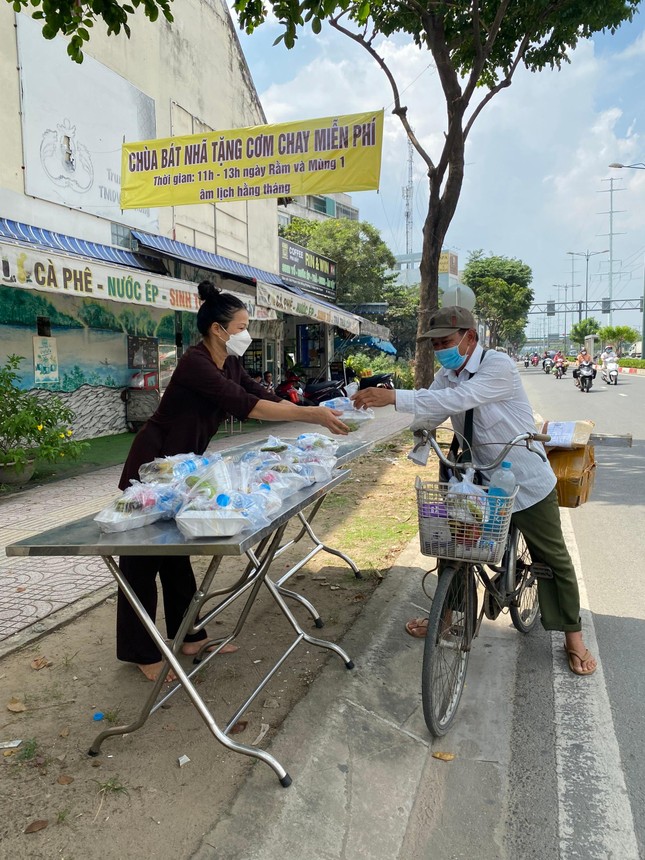 Những suất ăn yêu thương của chùa Bát Nhã gửi đến người nghèo khó - Ảnh: Nhuận Từ Những suất ăn yêu thương của chùa Bát Nhã gửi đến người nghèo khó - Ảnh: Nhuận Từ