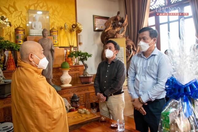 Hòa thượng Thích Giác Toàn chia sẻ đôi lời cùng với đoàn lãnh đạo TP.Thủ Đức Hòa thượng Thích Giác Toàn chia sẻ đôi lời cùng với đoàn lãnh đạo TP.Thủ Đức