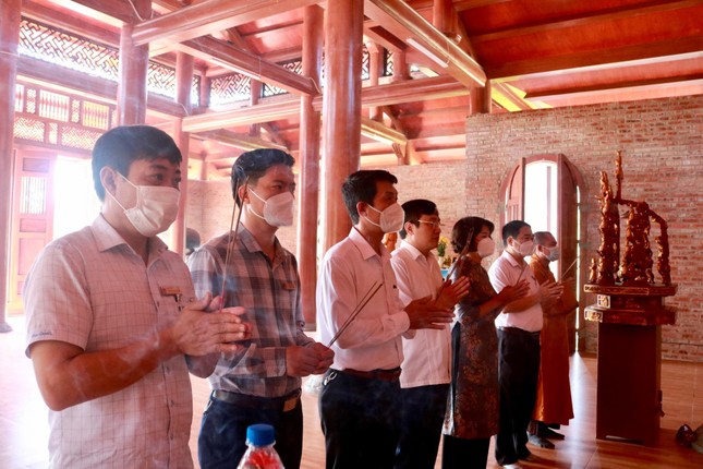 Đoàn công tác dâng hương, lễ Phật tại chánh điện chùa Vĩnh Phúc (huyện Nam Đàn, tỉnh Nghệ An)