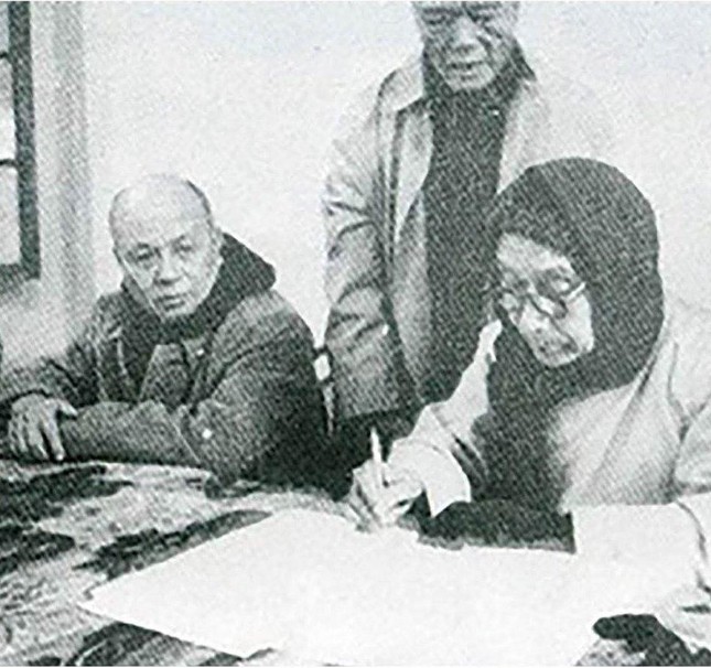 Đại lão Hòa thượng Thích Đức Nhuận ký vào bản Hiến chương - Ảnh: Tư liệu GN