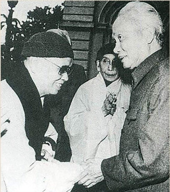 Hòa thượng Thích Trí Thủ - Chủ tịch Hội đồng Trị sự GHPGVN và Chủ tịch Hội đồng Bộ trưởng Phạm Văn Đồng - Ảnh: Tư liệu GN