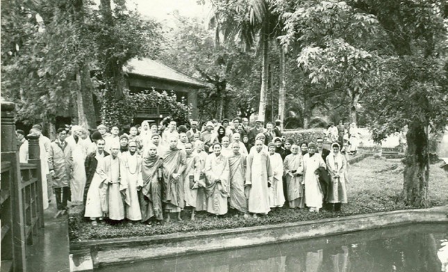 Đại biểu tham quan Nhà lưu niệm Chủ tịch Hồ Chí Minh - Ảnh: Tư liệu GN Đại biểu tham quan Nhà lưu niệm Chủ tịch Hồ Chí Minh - Ảnh: Tư liệu GN