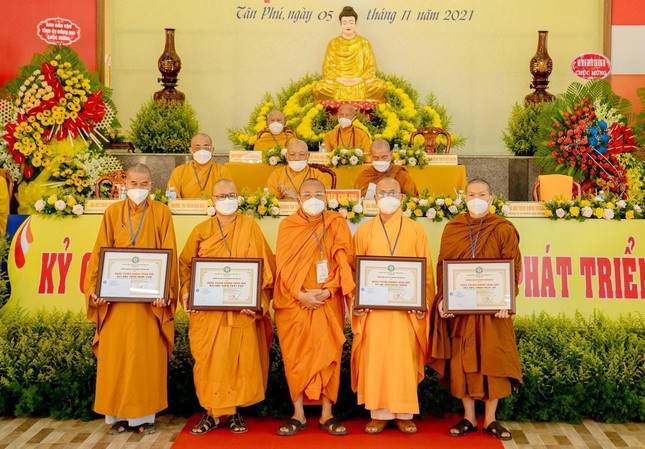 Hòa thượng Thích Bửu Chánh tặng Bằng tuyên dương công đức cho tập thể, cá nhân có những đóng góp tích cực trong các hoạt động Phật sự