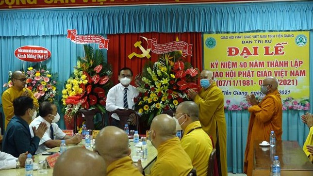 Ông Võ Văn Bình đại diện lãnh đạo Tỉnh ủy Tiền Giang tặng hoa chúc mừng Phật giáo tỉnh nhân Kỷ niệm 40 năm thành lập GHPGVN Ông Võ Văn Bình đại diện lãnh đạo Tỉnh ủy Tiền Giang tặng hoa chúc mừng Phật giáo tỉnh nhân Kỷ niệm 40 năm thành lập GHPGVN
