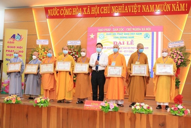 Chủ tịch UBND tỉnh Quảng Nam trao tặng Bằng khen đến chư tôn đức Tăng Ni