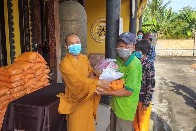 Chia sẻ yêu thương