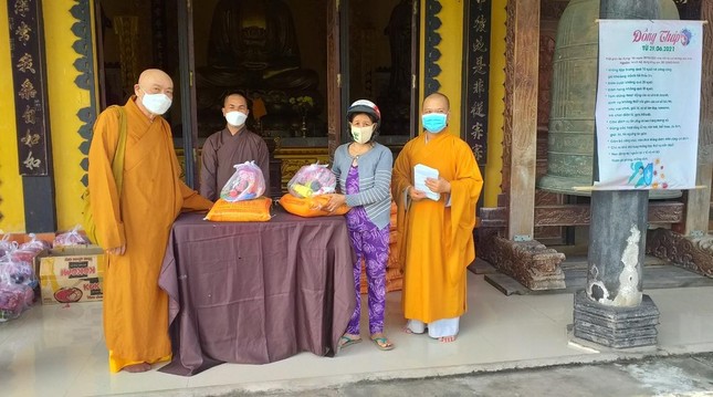 Chư tôn đức trong buổi tặng quà đến người dân khó khăn ở xã Mỹ An Hưng A