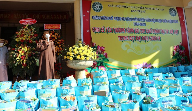 Những phần quà của Ban Trị sự Phật giáo TP.Đà Lạt chia sẻ đến bà con có hoàn cảnh khó khăn