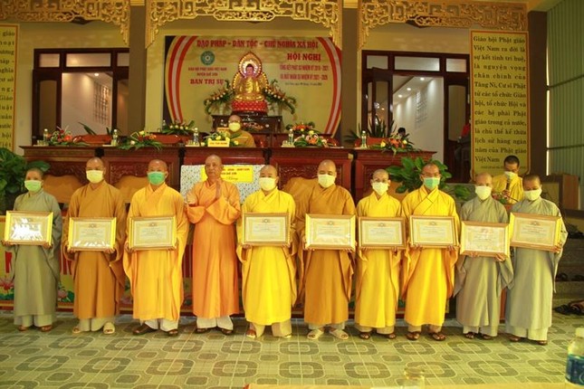 Chư tôn đức Tăng, Ni nhận Bằng tuyên dương công đức Chư tôn đức Tăng, Ni nhận Bằng tuyên dương công đức