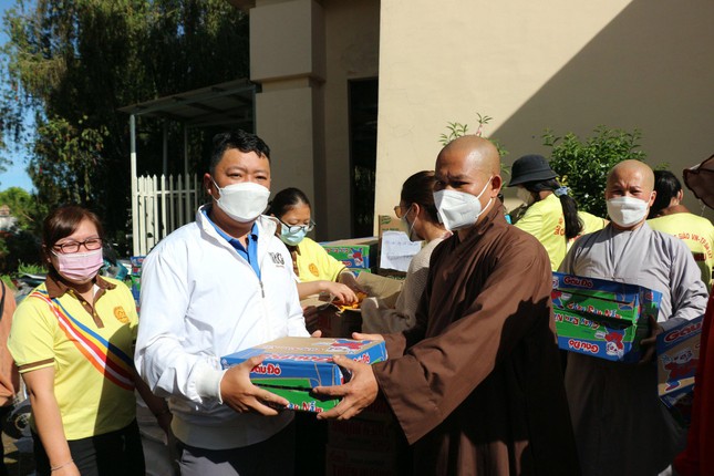 Cùng nhau chia sẻ yêu thương