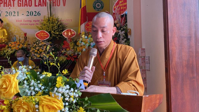 Đại đức Thích Viên Quang đọc báo cáo Đại đức Thích Viên Quang đọc báo cáo