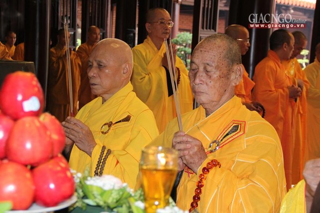 Chư tôn Hòa thượng chứng minh niêm hương tưởng niệm Chư tôn Hòa thượng chứng minh niêm hương tưởng niệm