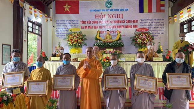 Tập thể, cá nhân tiêu biểu nhận Bằng tuyên dương công đức Tập thể, cá nhân tiêu biểu nhận Bằng tuyên dương công đức