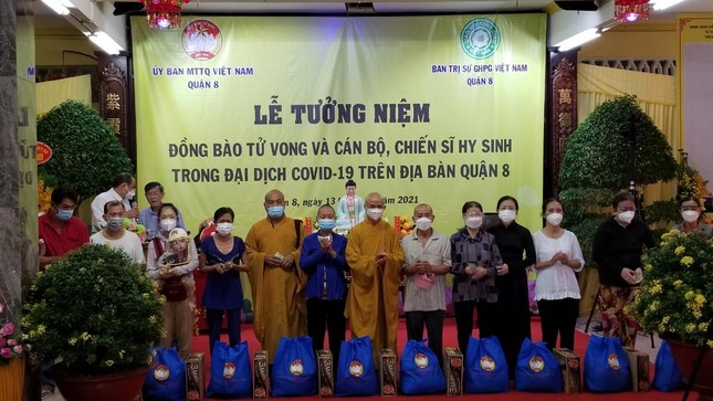 Tặng quà đến bà con khó khăn, có người thân mất vì dịch Covid-19 trên địa bàn quận 8