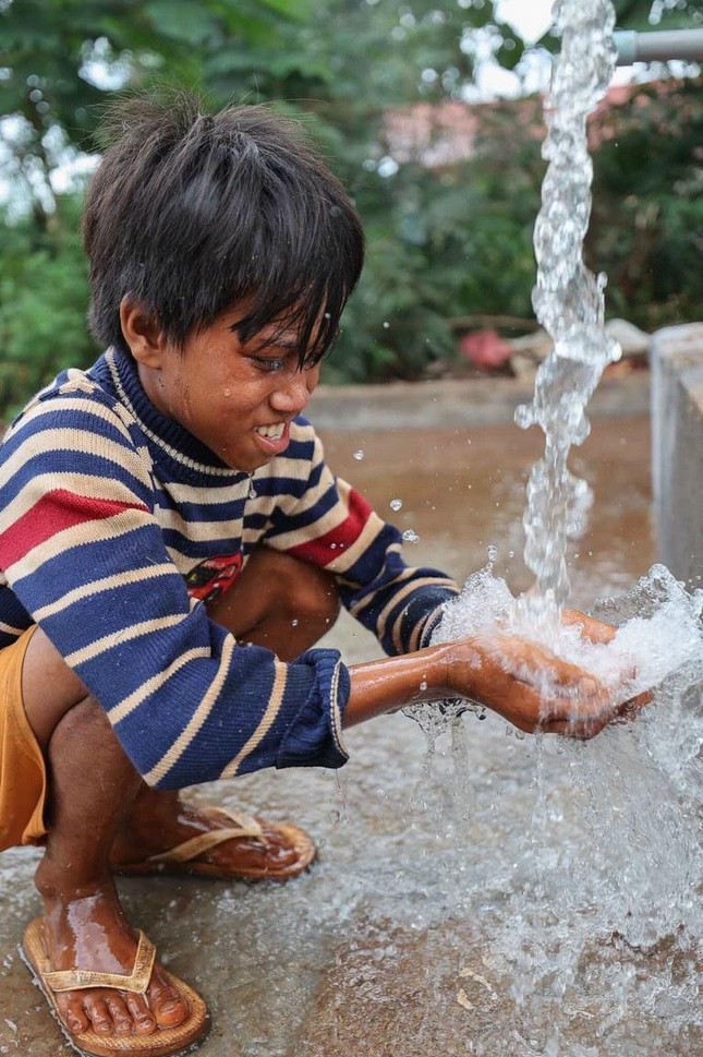 Nụ cười hạnh phúc của trẻ em làng Chư Ruồi Sul khi có được nguồn nước sạch