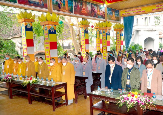 Chư tôn đức Tăng, Ni, Phật tử và đại biểu cử hành các nghi thức trước khi tiến hành đại hội Chư tôn đức Tăng, Ni, Phật tử và đại biểu cử hành các nghi thức trước khi tiến hành đại hội