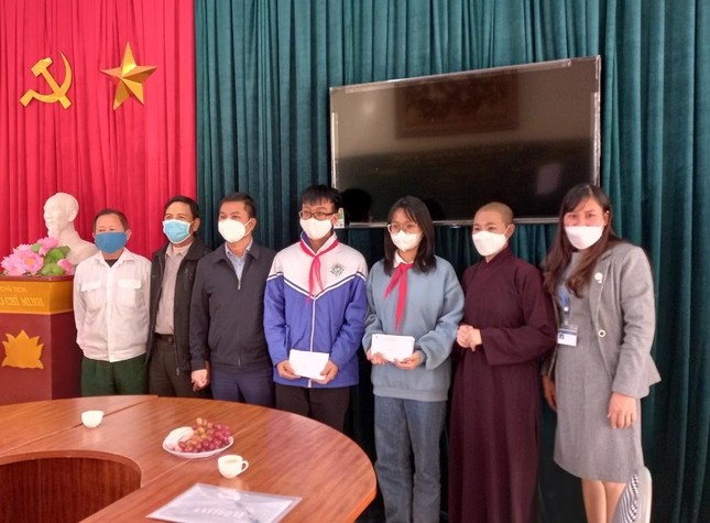 Sư cô Thích nữ Đàm Ngoan trao quà và động viên các em học sinh tại Trường Trung học cơ sở Hoằng Phú