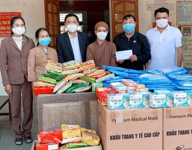 Đại đức Thích Tâm Ngọc hỗ trợ kinh phí và vật tư y tế đến lực lượng tuyến đầu xã Châu Bình (huyện Quỳ Châu, tỉnh Nghệ An)