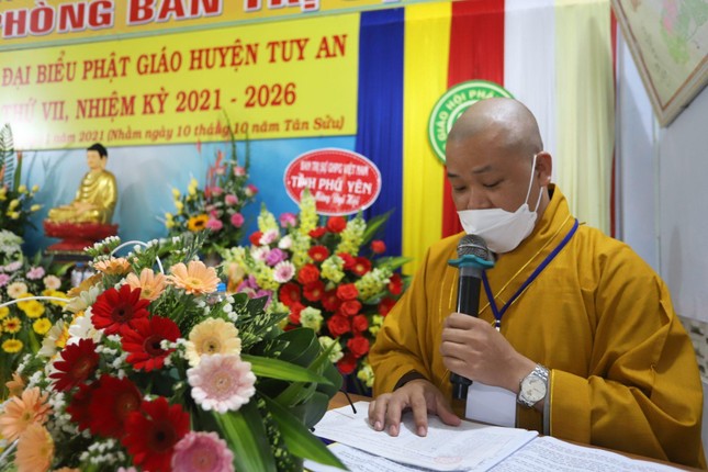 Đại đức Thích Nhuận Pháp đọc báo cáo Đại đức Thích Nhuận Pháp đọc báo cáo