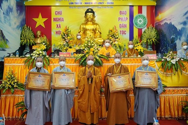 Tặng Bằng tuyên dương công đức cho tập thể, cá nhân có thành tích xuất sắc