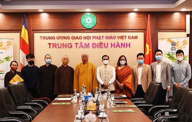 Chư tôn đức và các đại biểu tham dự buổi giới thiệu phát động cuộc thi "Hành hương về miền đất Phật" Chư tôn đức và các đại biểu tham dự buổi giới thiệu phát động cuộc thi "Hành hương về miền đất Phật"