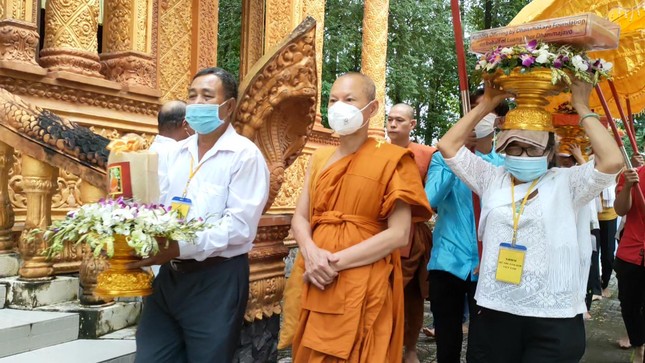 Phật tử nhiễu Phật quanh chánh điện Phật tử nhiễu Phật quanh chánh điện