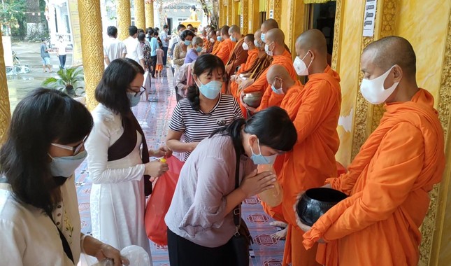 Phật tử đặt bát cúng dường chư Tăng Phật tử đặt bát cúng dường chư Tăng