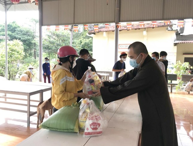 Đại đức Thích Nguyên Tuấn trao quà đến người dân gặp khó khăn do dịch bệnh Covid-19