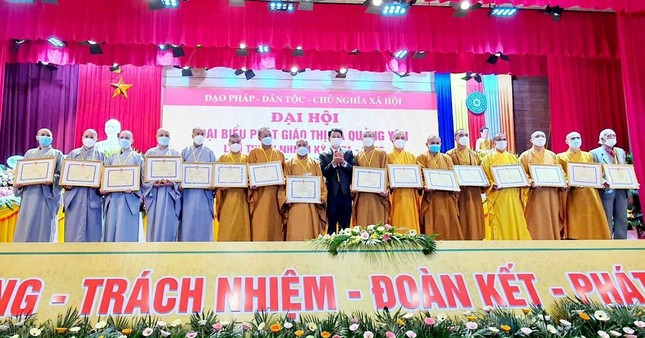 Lãnh đạo thị xã trao Giấy khen cho tập thể, cá nhân xuất sắc Lãnh đạo thị xã trao Giấy khen cho tập thể, cá nhân xuất sắc