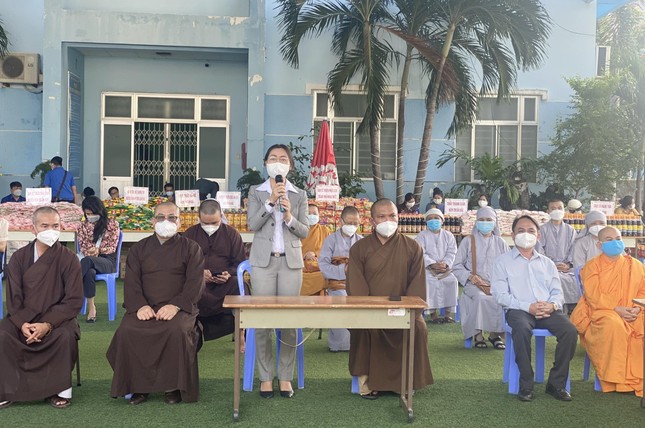 Bà Phan Thị Vi Vân, Phó Chủ tịch Ủy ban MTTQVN tỉnh Bình Thuận phát biểu cảm ơn chư tôn đức Tăng Ni và Phật tử của địa phương hỗ trợ "Phiên chợ 0 đồng" Bà Phan Thị Vi Vân, Phó Chủ tịch Ủy ban MTTQVN tỉnh Bình Thuận phát biểu cảm ơn chư tôn đức Tăng Ni và Phật tử của địa phương hỗ trợ "Phiên chợ 0 đồng"