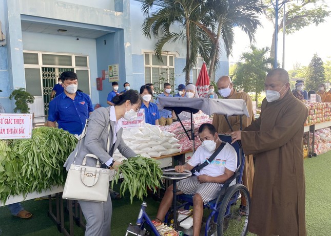 Trao các vật phẩm đến người khuyết tật tại phiên chợ Trao các vật phẩm đến người khuyết tật tại phiên chợ