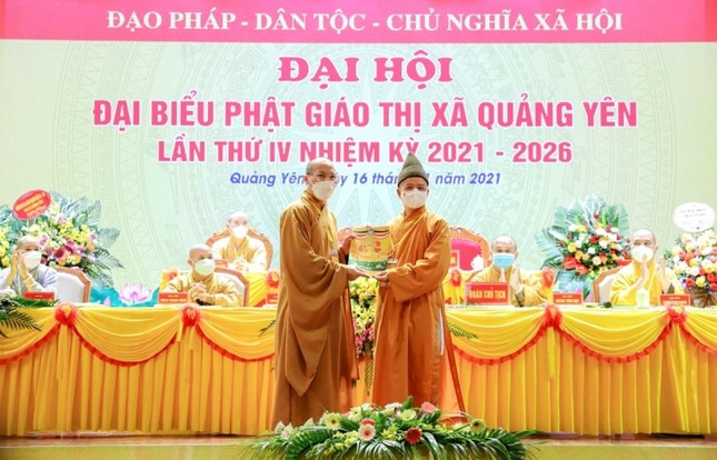 Hòa thượng Thích Thanh Quyết trao quyết định thực hiện dự án chùa Trúc Lâm đảo Trần cho Thượng tọa Thích Thanh Lịch - Ảnh: T.Đ.H