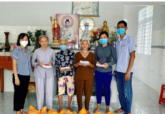 Chị Yến Thu (trái) chia sẻ phần quà đến cô bác Phật tử chép kinh trong những ngày dịch bệnh Chị Yến Thu (trái) chia sẻ phần quà đến cô bác Phật tử chép kinh trong những ngày dịch bệnh