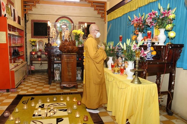 Hòa thượng Thích Chơn Không niêm hương tưởng niệm chư hương linh đã tử vong do đại dịch Covid-19