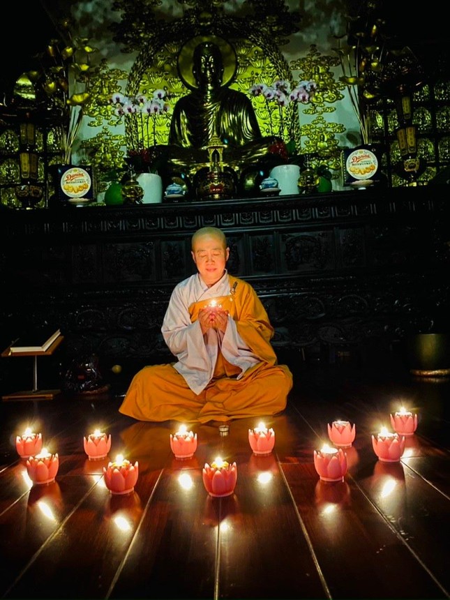 Lễ cầu nguyện bằng hình thức trực tuyến tại chùa Long Phước do Ni sư Huệ Dâng tổ chức