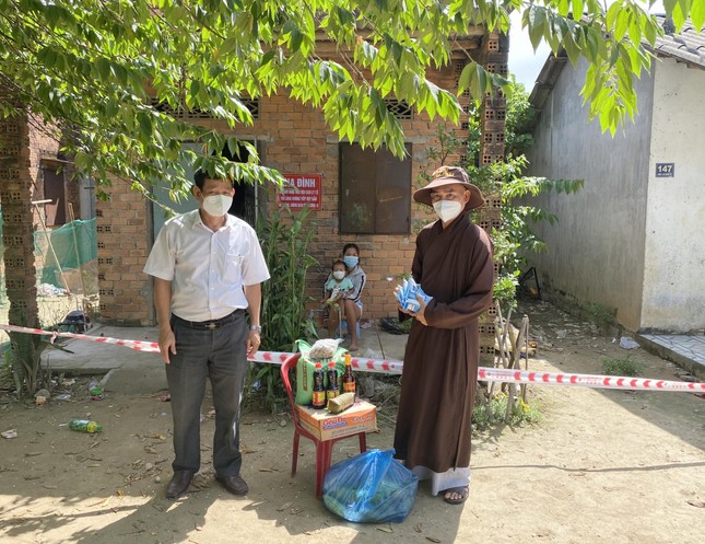 Đại đức Thích Tâm Trí tặng quà cho người dân trong khu phong tỏa tại xã Măng Tố