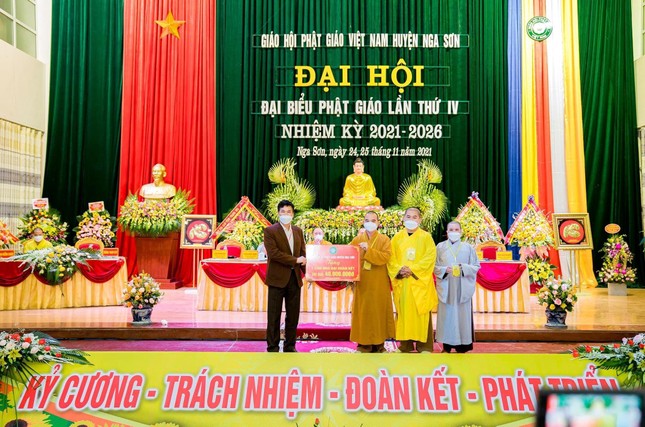 Ban Tổ chức đại hội trao hỗ trợ 40 triệu đồng xây dựng nhà Đại đoàn kết Ban Tổ chức đại hội trao hỗ trợ 40 triệu đồng xây dựng nhà Đại đoàn kết