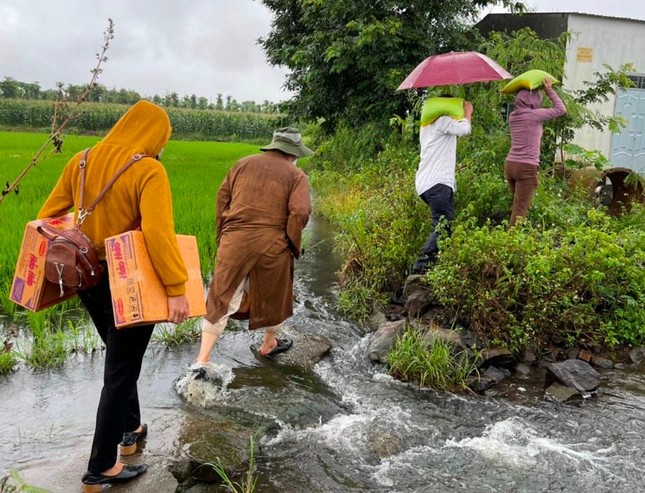Đại đức Thích Minh Đăng cùng đoàn thiện nguyện lặn lội đến các buôn làng